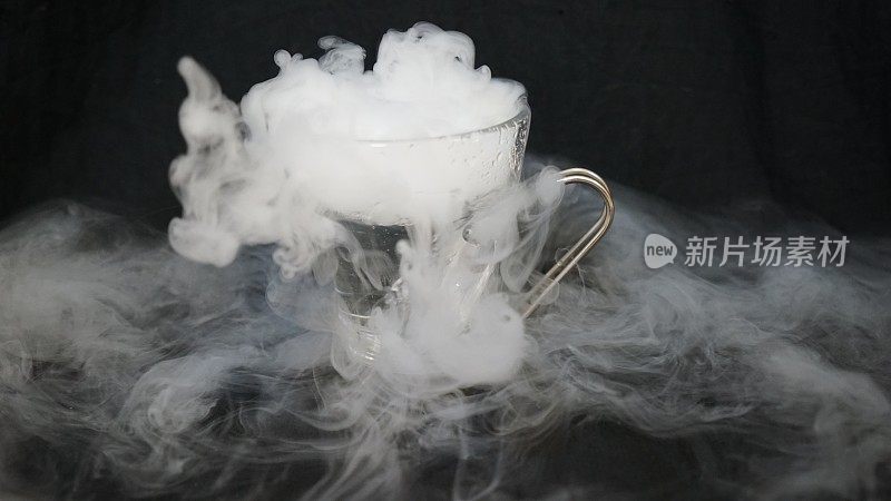 从干冰中喷出的烟，水被强行注入干冰中