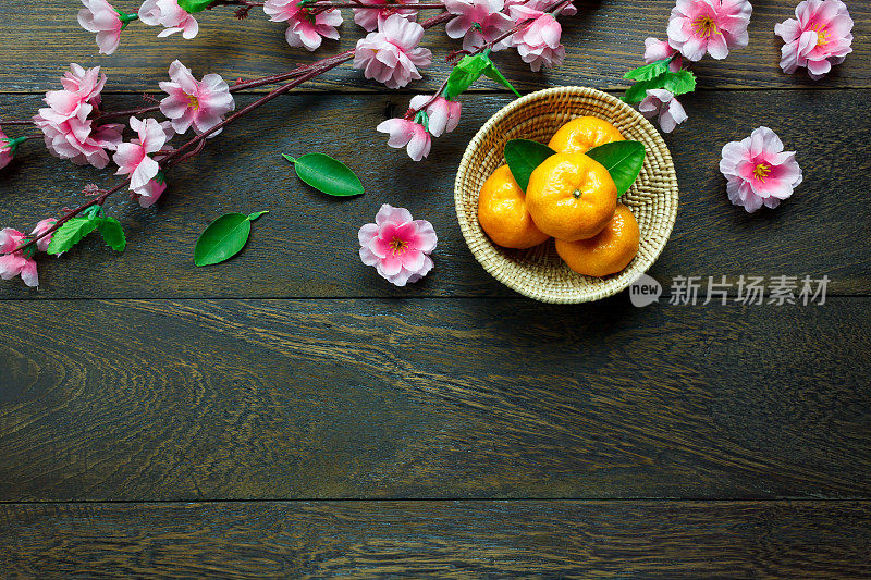 俯视图橙，叶，木篮子，梅花桌上