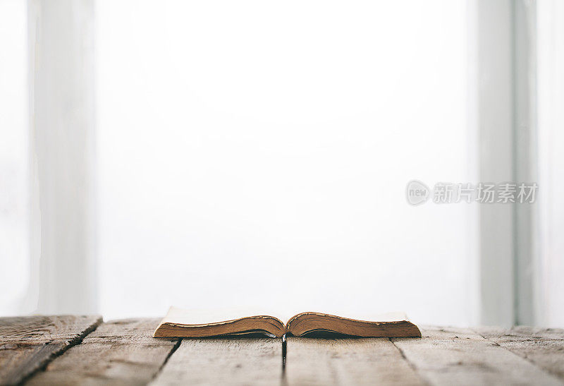 旧圣经放在一张木桌上