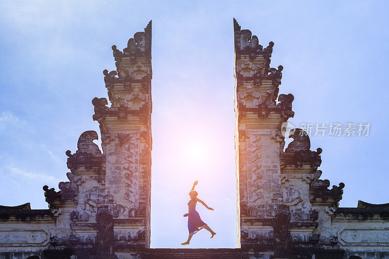 女人旅行者在门庙跳跃与能量，巴厘岛，印度尼西亚