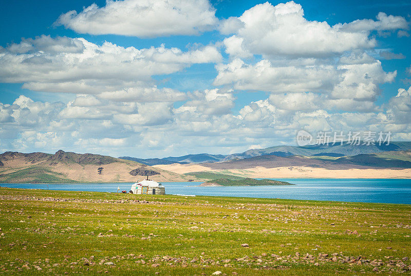 湖边的蒙古包