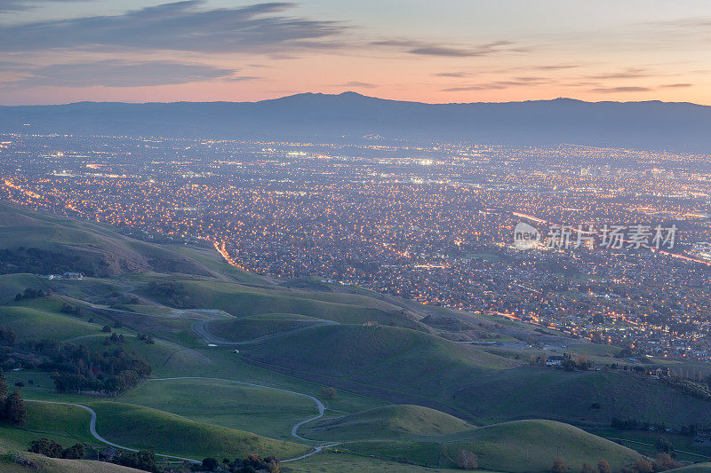 从纪念碑峰看黄昏的硅谷和青山，