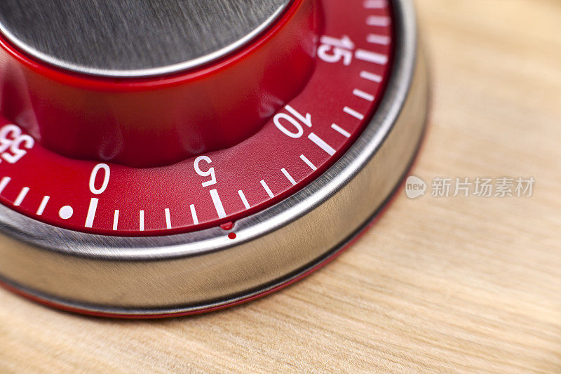 红色厨房计时器的宏观视图显示5分钟