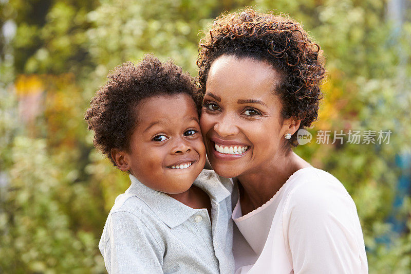 年轻的非洲裔美国母亲和蹒跚学步的儿子的肖像