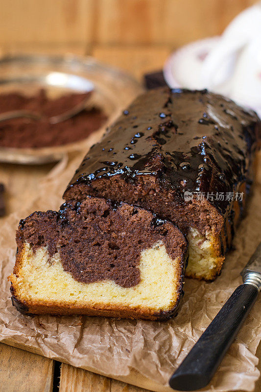 巧克力面包大理石蛋糕与巧克力釉