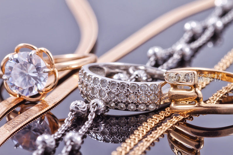 金的，银的戒指和链子