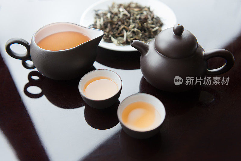 茶具和白色茶叶