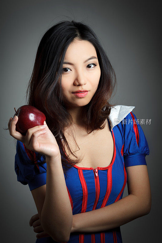 漂亮的亚洲女人的肖像在雪白的衣服