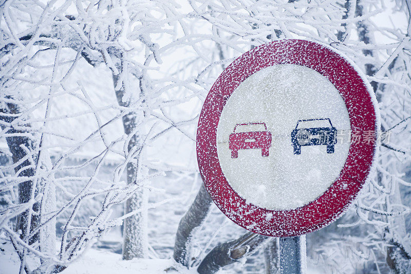 雪交通标志