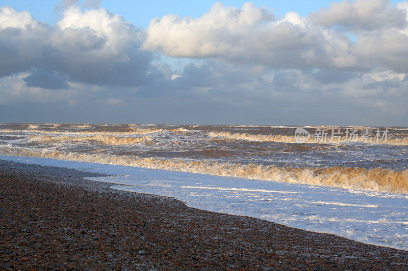 英国萨福克郡北海海滩上波涛汹涌的海面