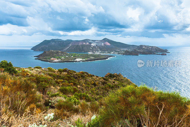 火山岛上空的风暴云