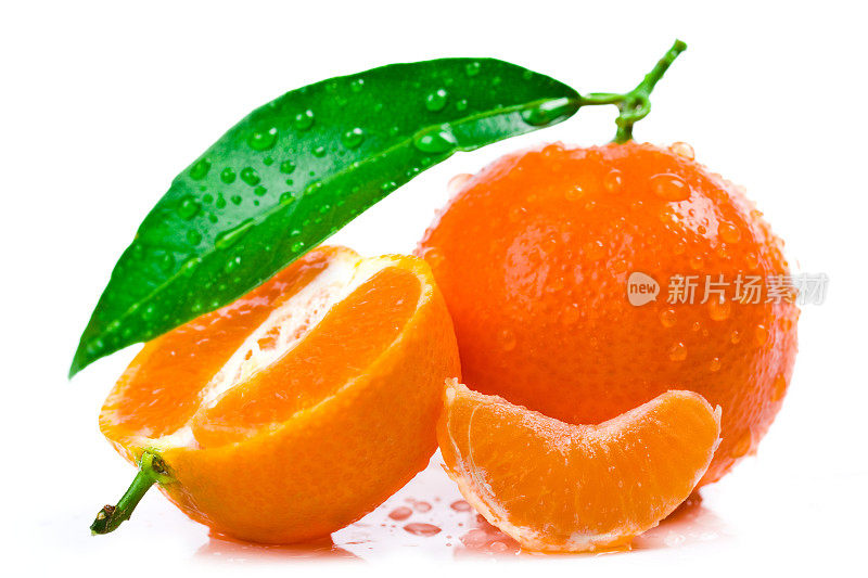 新鲜的柑橘，切成绿色的叶子