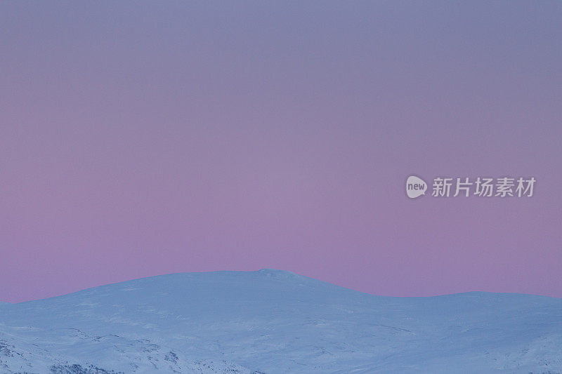 北极山上的日出景象