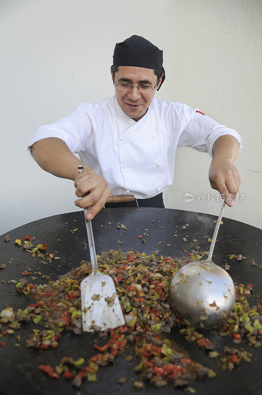 厨师准备炸肉