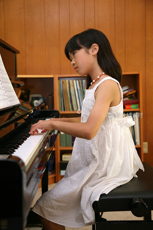 小女孩弹钢琴