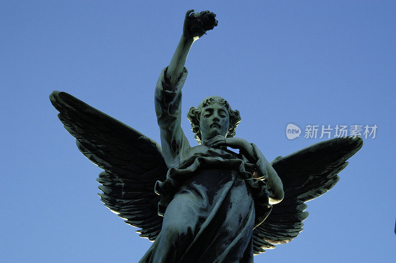 天使雕像从蓝天俯视