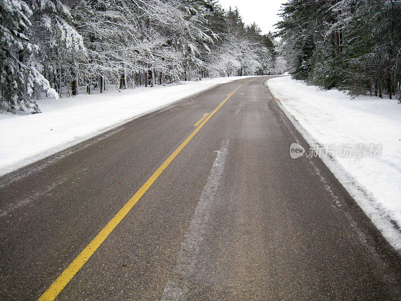 冰雪覆盖的公路