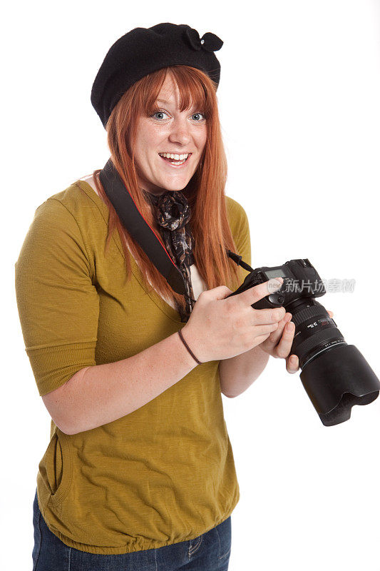 热情的女性摄影师与数码单反相机孤立的白色背景