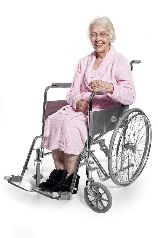 坐在轮椅上微笑的老妇人