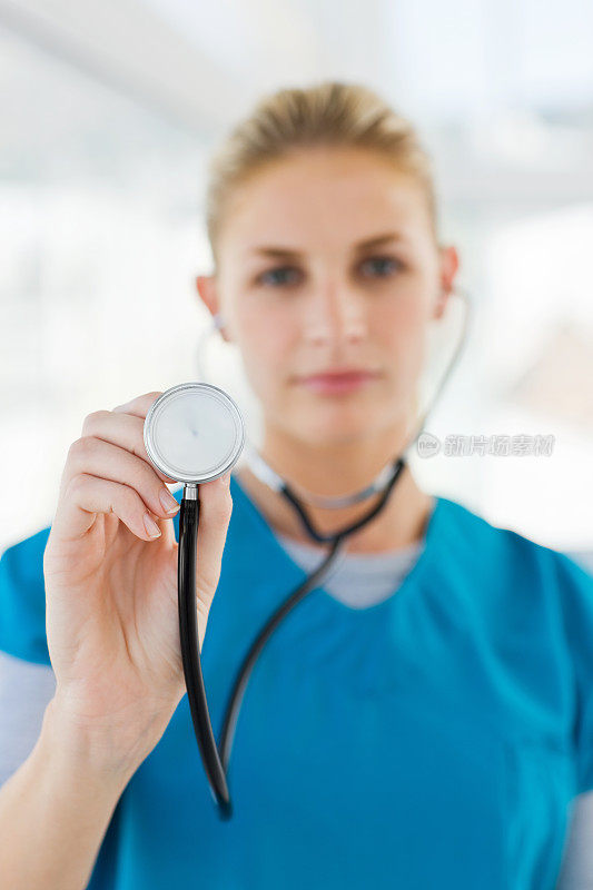 手持听诊器的女医生