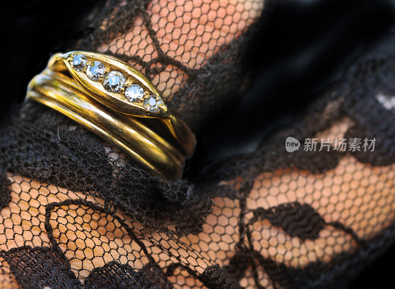 黑色蕾丝的婚戒和订婚戒指