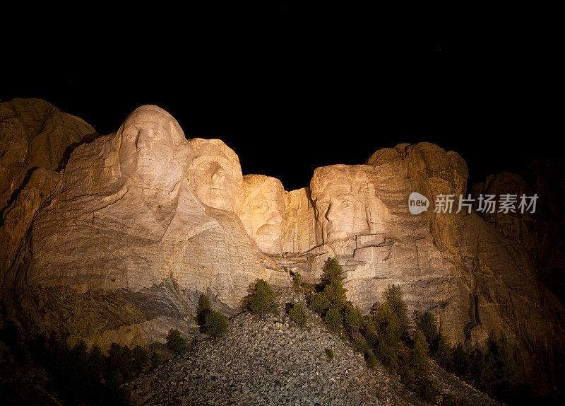 晚上的拉什莫尔山