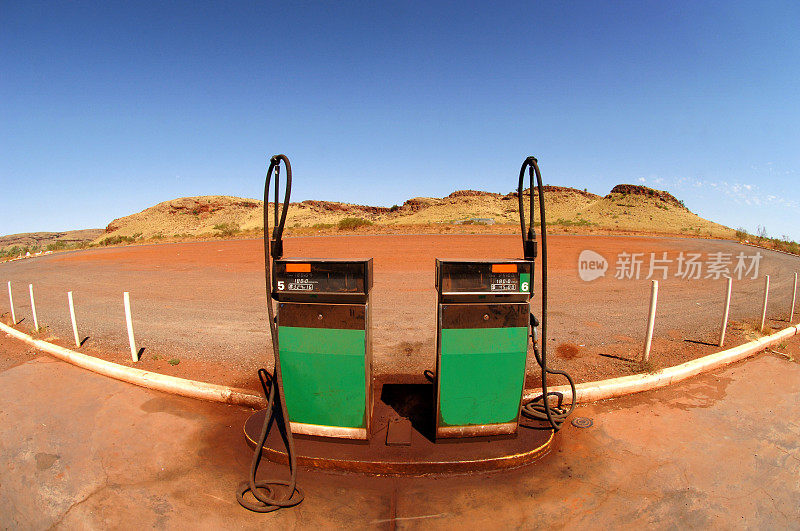 偏远的西澳大利亚内陆加油站油泵。
