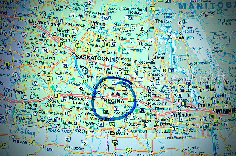 用蓝笔圈出了雷吉娜所在城市的地图
