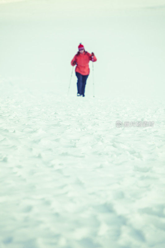 成熟的女人在冬天户外徒步旅行