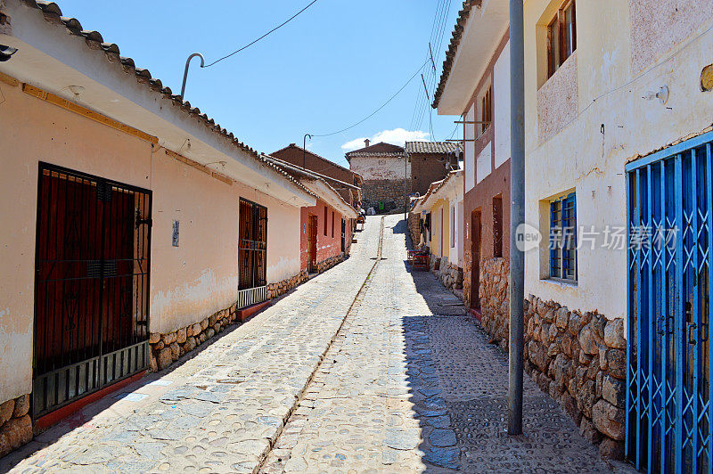 秘鲁钦切罗典型的鹅卵石街道