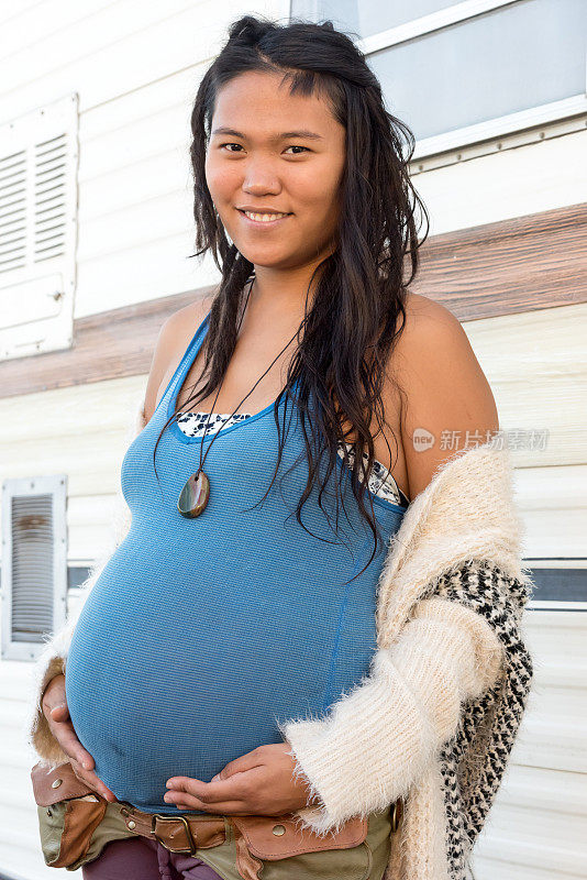 怀孕的亚洲年轻女子