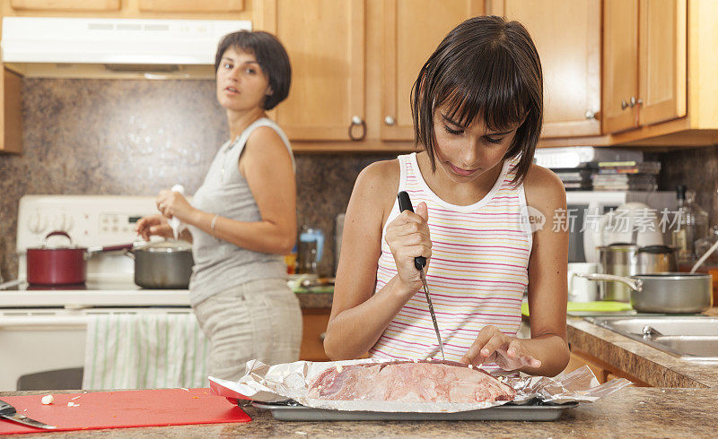 家人，母亲和女儿，一起做饭