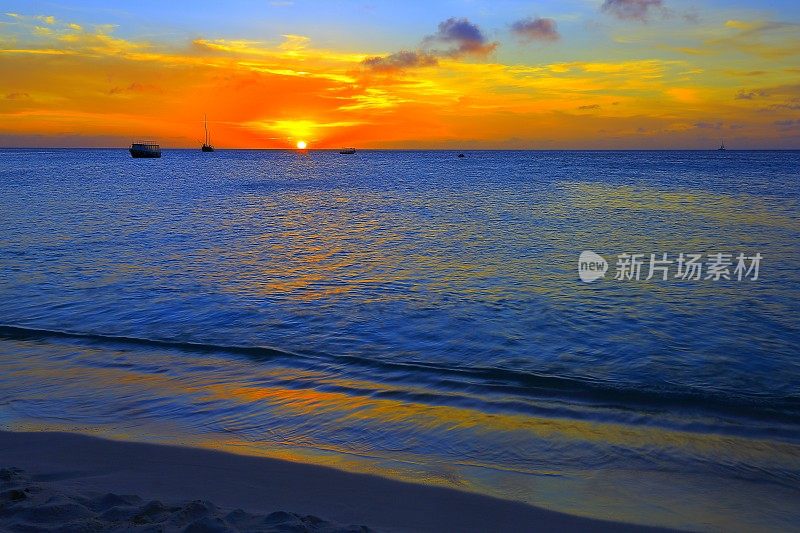 阿鲁巴天堂:绿松石海滩，船只，戏剧性多彩的日落-加勒比海安的列斯群岛