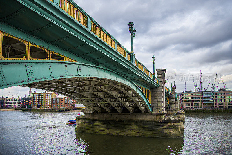 萨瑟克区桥,伦敦
