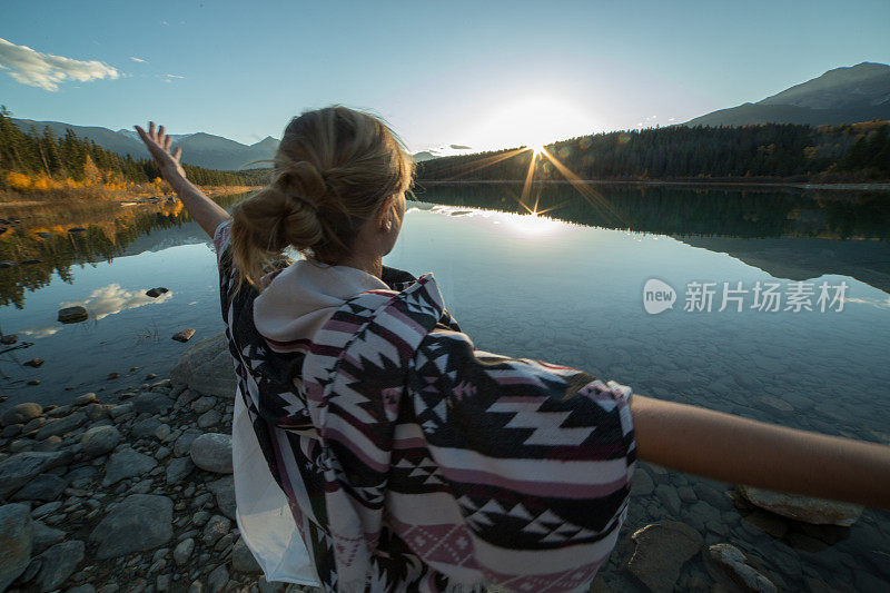 黎明时分，年轻女子在湖边休息