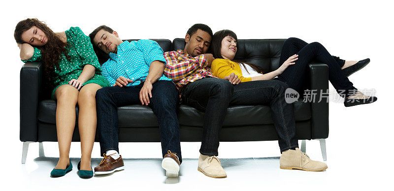 四个人睡在沙发上