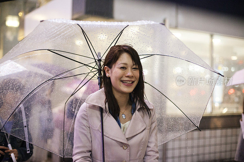 雨中的东京女人