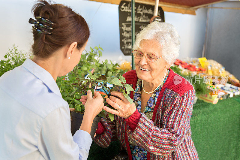 辅助生活-老年妇女与看护者购物