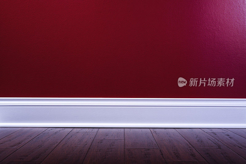 红色墙壁和木地板的室内空间