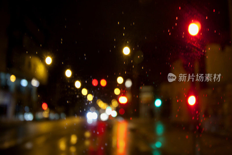 失去焦点的雨天街景，五颜六色的交通灯。