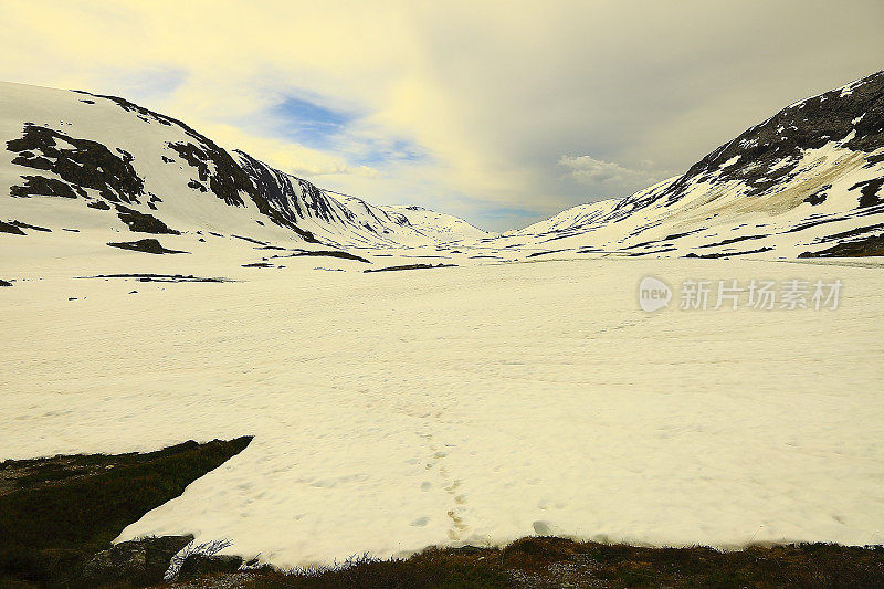进入白雪覆盖的白谷，山脉-哈当厄维达，挪威