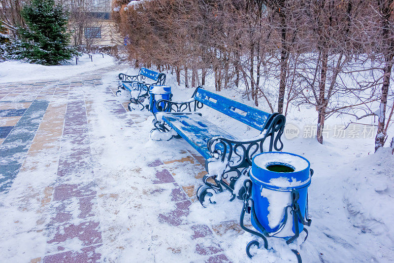 冬天的长凳和飘落的雪花