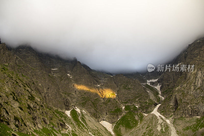 阳光照在岩石上