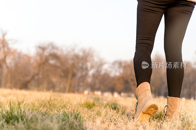 女性徒步旅行者走在山间小路上的秋天的自然