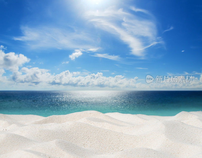 海滩沙丘和白云蓝天背景