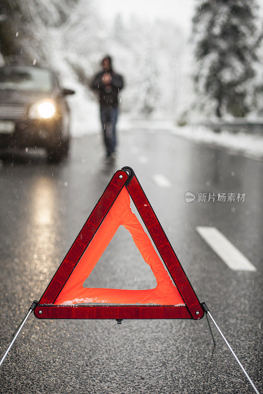 汽车在下雪的路上抛锚了