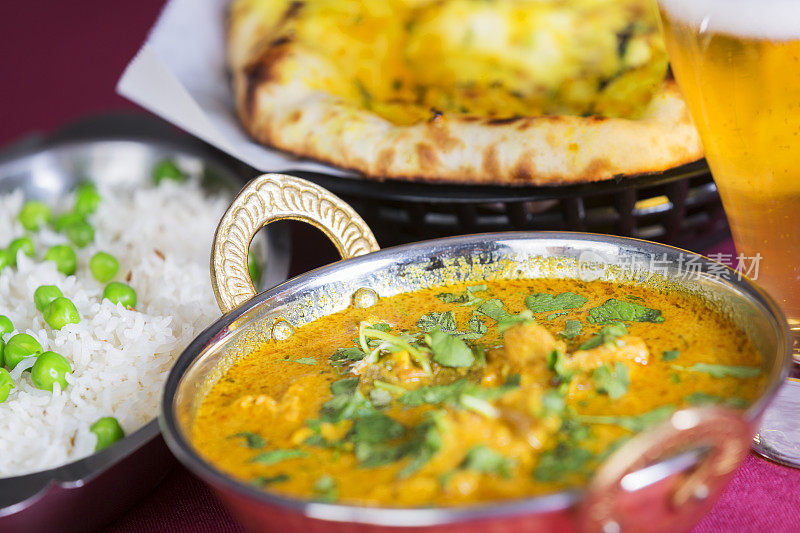 印度食物:黄油鸡肉配印度香米和印度烤饼