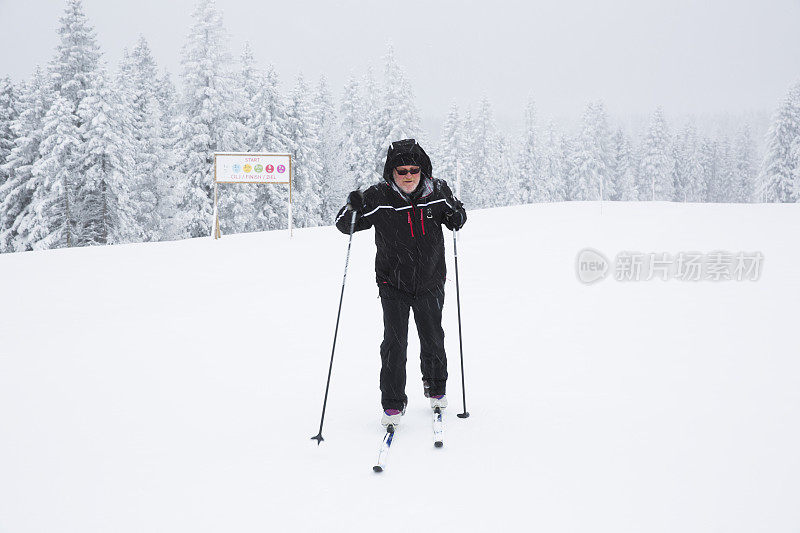 斯洛文尼亚的罗格拉，沉闷的一天滑雪运动员