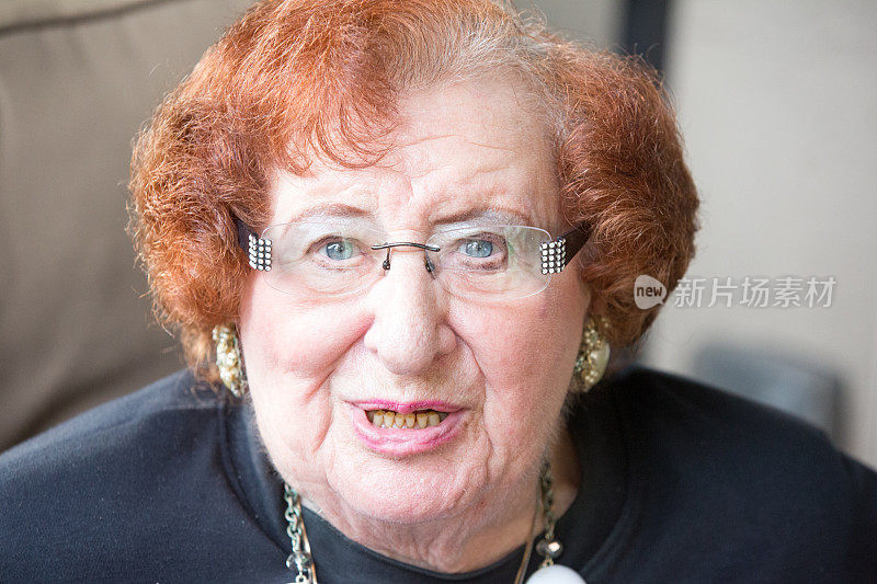88岁高龄妇女芭比的肖像