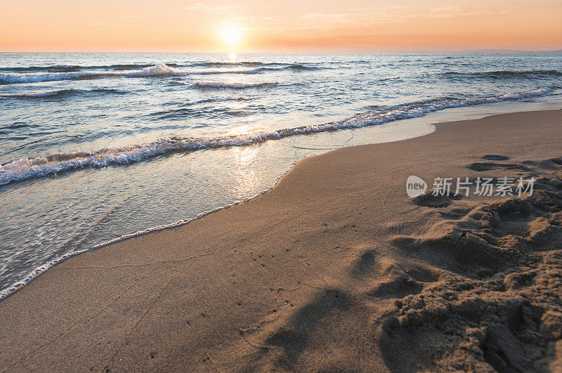 海上地平线上的日落